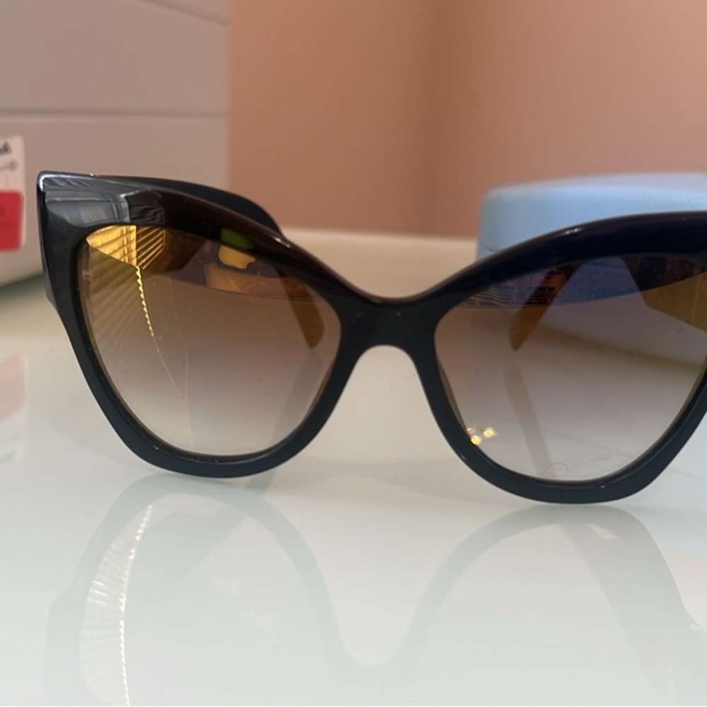 Marc Jacobs Black Cat-Eye Sunglasses with Gradient Brown Lenses